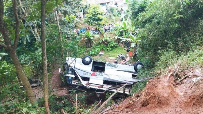Bus Pariwisata Sri Padma Kencana terjun jurang di Tanjakan Cae, jalan raya Wado-Malangbong, kabupaten Sumedang, Jawa Barat