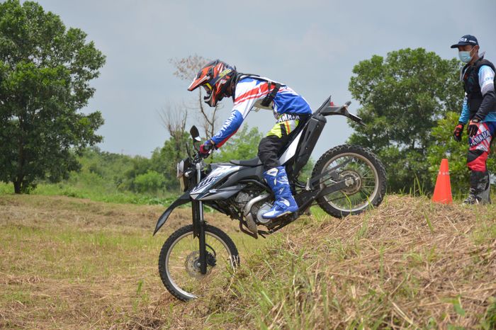 Yamaha Off-Road School Experience, ajak pesertanya asah skill off-road pakai WR 155 R, biar makin pede saat trabasan!