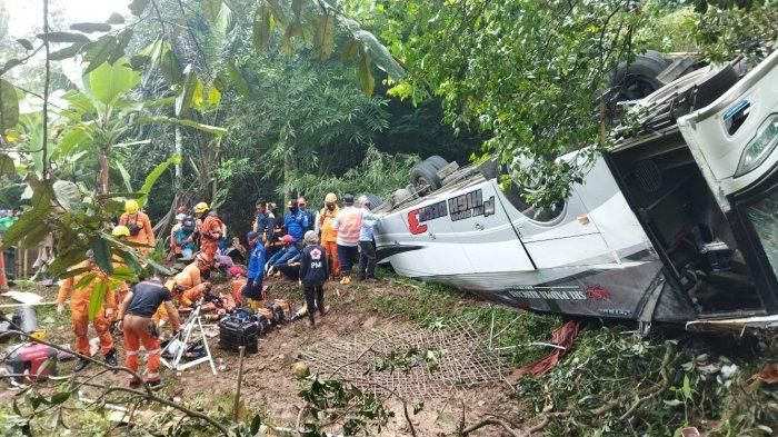 Basarnas evakuasi penumpang korban bus Pariwisata Sri Padma Kencana terjun jurang di kabupaten Sumedang, Jawa Barat