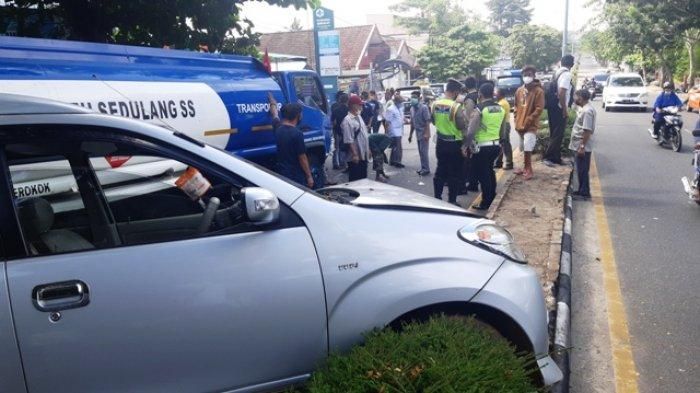 Toyota Avanza naik pembatas jalan diseruduk truk tangki usai sundul mobil RS Medika Stannia di Sungai Liat, Bangka, Bangka Belitung