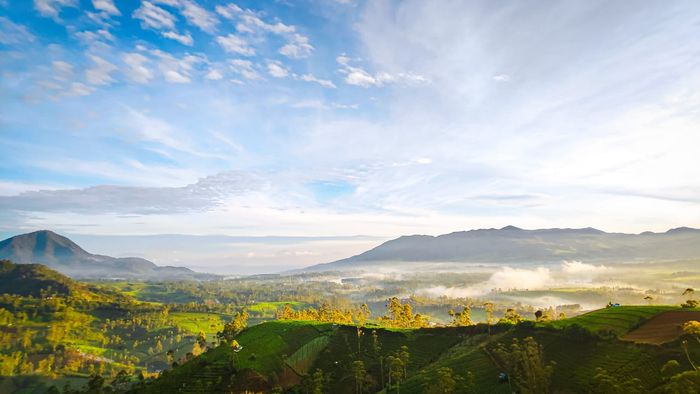 Pemandangan pegunungan dan awan di Taman Langit, Bandung