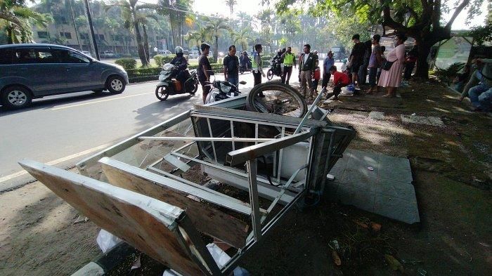 Kondisi gerobak dagangan nasi uduk yang diseruduk Toyota Avanza.