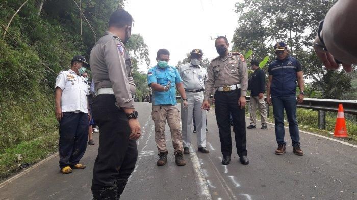 Polisi olah TKP kecelakaan Bus Pariwisata Sri Padma Kencana terjun jurang di kabupaten Sumedang, Jawa Barat