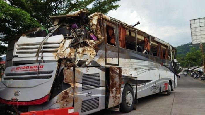 Bangkai bus pariwisata Sri Padma Kencana usai ditarik dari jurang Tanjakan Cae, Sumedang dengan kondisi mengenaskan