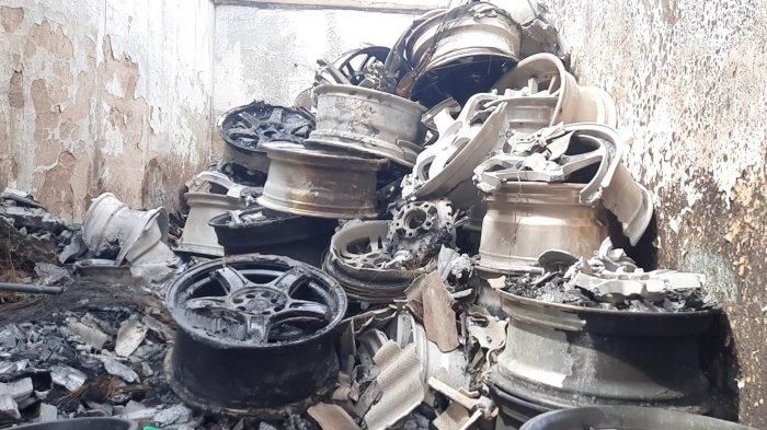 Toko pelek dan baru milik Yusrha yang terbakar di Sasak Jarang, Tambun Selatan, kabupaten Bekasi