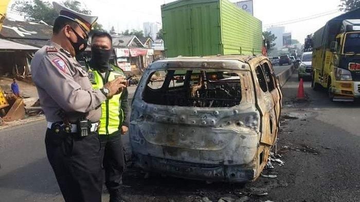 Wuling Cortez yang hujam beton pembatas tol di depan gerbang tol Karawang Barat hingga terbakar, (12/3/21)