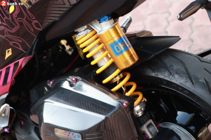 Suspensi belakang pakai Ohlins