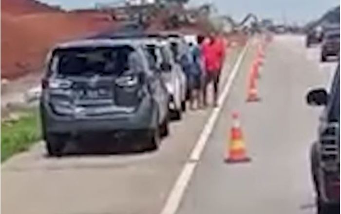 Kondisi Toyota Kijang Innova yang diseruduk dua bus PO Sudiro Tungga Jaya di tol Batang-Semarang KM 370