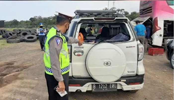 Toyota Rush yang diseruduk kecelakaan beruntun dua bus PO Sudiro Tungga Jaya dan Toyota Kijang Innova di tol Batang-Semarang KM 370
