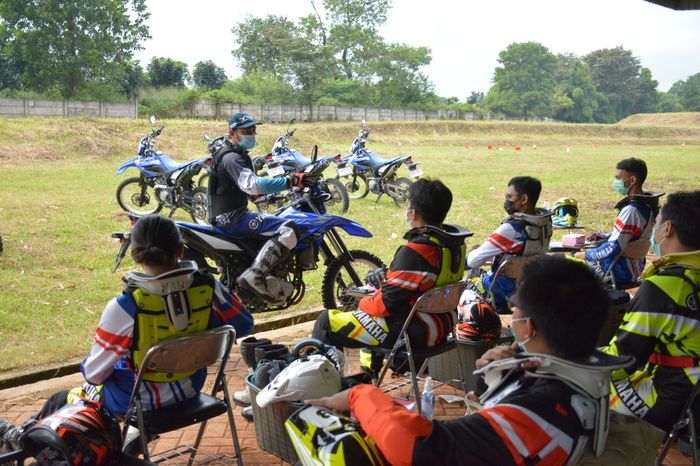 Teori dan praktik di Off-Road School Experience diberikan langsung oleh instruktur profesional dari YRA, biar naik WR 155R lebih paham