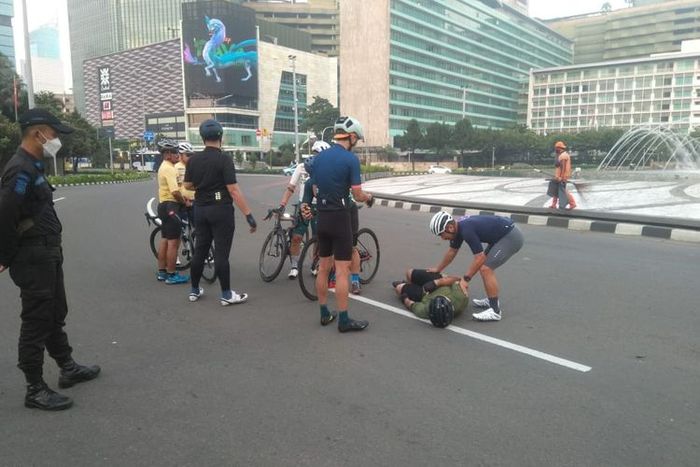 Terjadi kecelakaan antara pesepeda dan pengendara mobil di Bundaran Hotel Indonesia, Jakarta Pusat, Jumat (12/3/2021) pagi. 