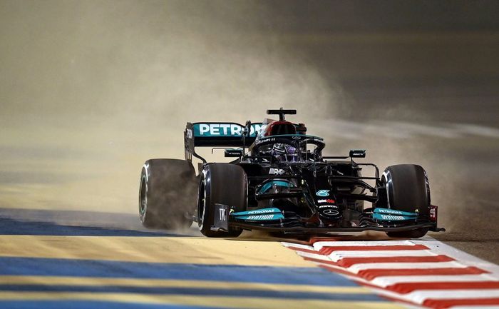 Juara dunia F1 tujuh kali, Lewis Hamilton melempem di hari pertama tes pramusim F1 2021.
