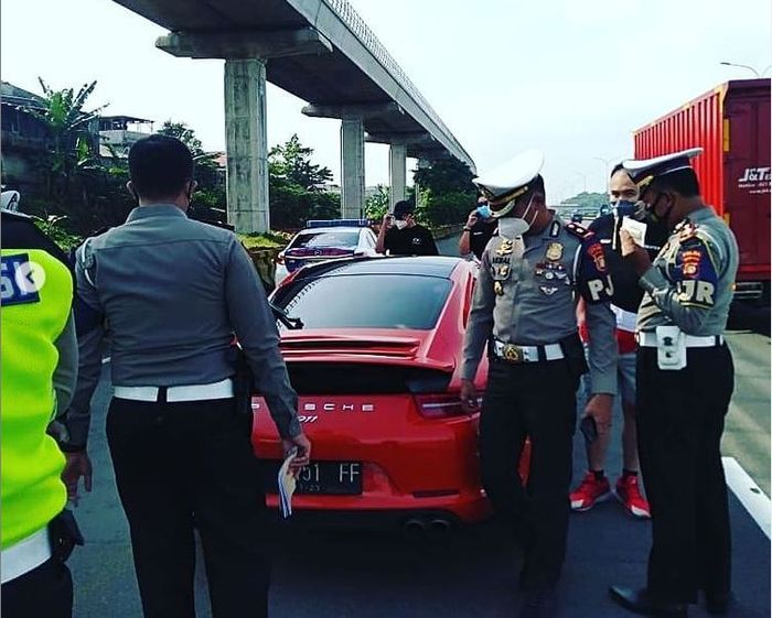 Porsche 911 Carrera diciduk Sat PJR Polda Metro Jaya karena disebut ugal-ugalan di tol, (12/3/21)