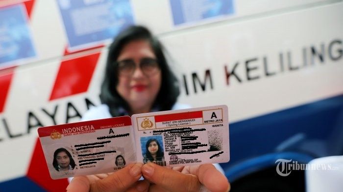 ilustrasi warga yang sudah mendapat SIM baru