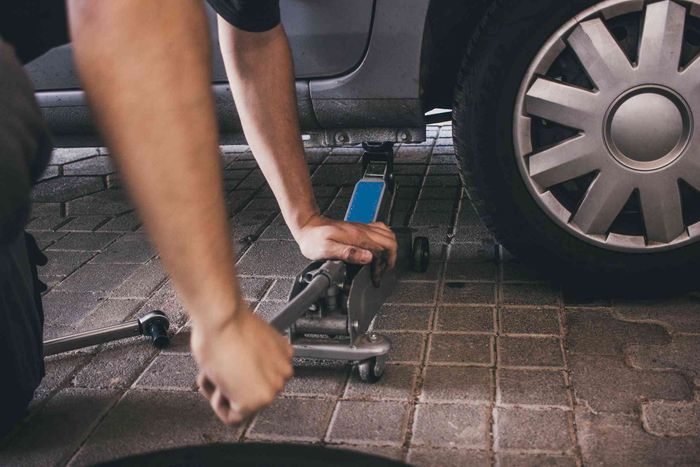 Titik dongkrak mobil biasanya dekat sasis dan mempunyai lekukan besi untuk menambah kekuatan sasis.