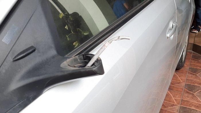 Spion Toyota Vios milik warga Perumahan Pondok Pekayon Indah, Bekasi Selatan, kota Bekasi ditebas maling di garasi