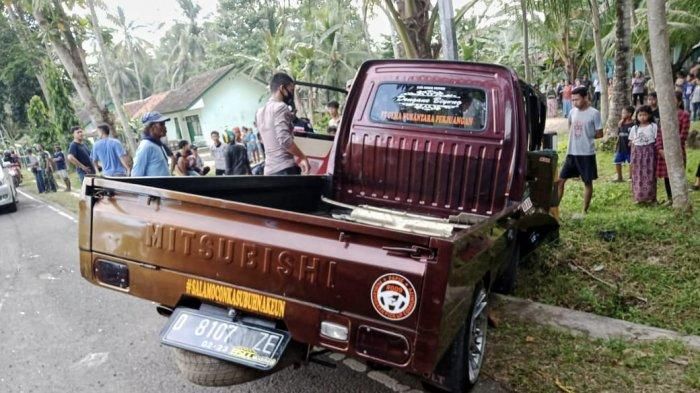 Mitsubishi Colt T120SS yang menyambar Toyota Sienta di jalan raya Cijulang, desa Margacinta, Cijulang, Kabupaten Pangandaran, Jawa Barat, (14/3/21).