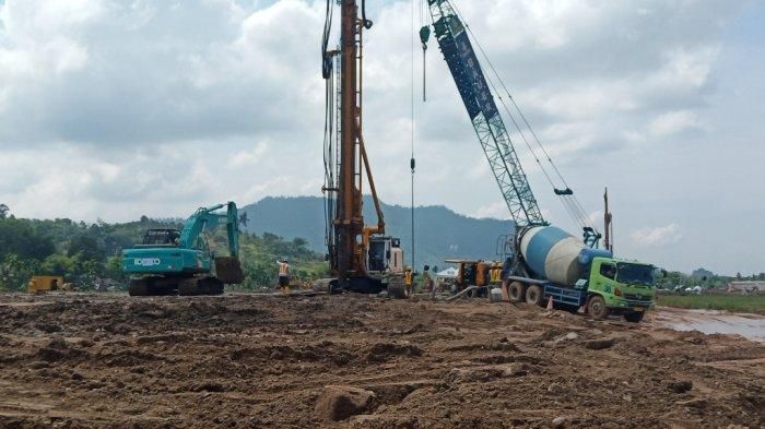 Pembangunan ruas jalan tol Padang-Sicincin masih terus berjalan, Sabtu (13/03/2021).