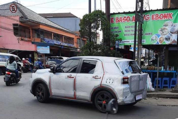 Daihatsu Rocky berbalut kamuflase tepergok uji jalan di jalanan Lembang, Bandung, Jawa Barat