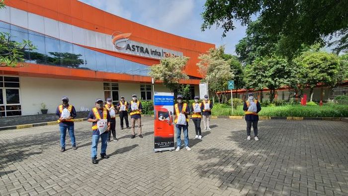 Rombongan Astra UD Trucks dan Astra Infra siap bagikan paket 'Peduli Pengemudi' di gerbang Tol Cikupa