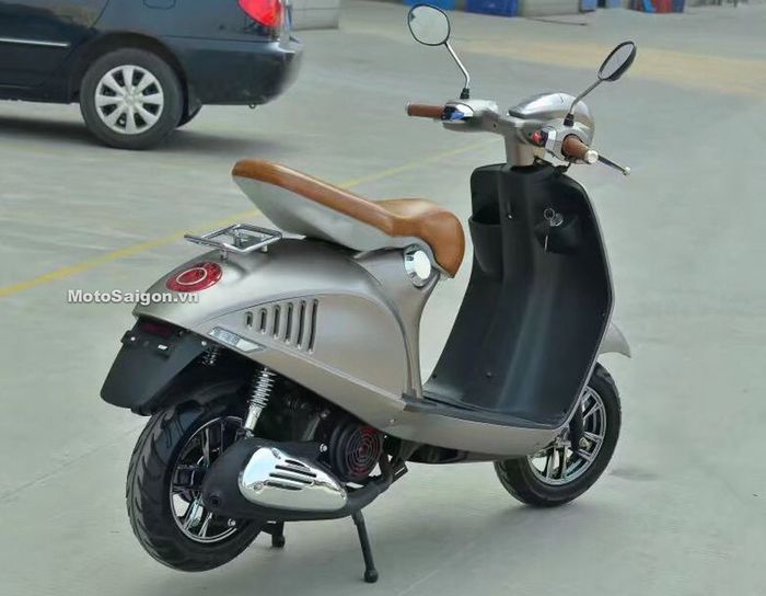 tampak belakang kloningan Vespa 946