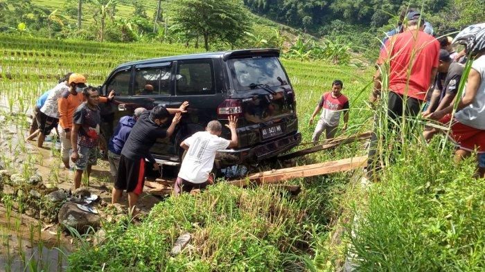 Suzuki APV yang kecemplung sawah akhirnya dievakuasi warga dan relawan dengan ditarik dan didorong bersama-sama