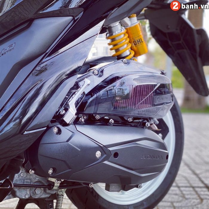 Shock Ohlins dan filter box transparan membuat Honda Vario 150 ini makin manis