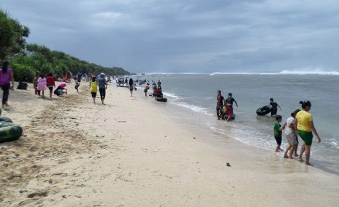 pengunjung di Pantai Sayang Heulang