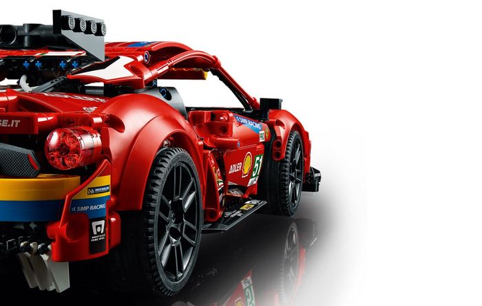 Detail tampilan luar LEGO Ferrari 488 GTE.