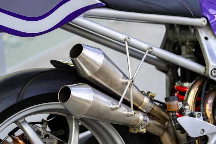 Exhaust system kustom untuk mesinnya