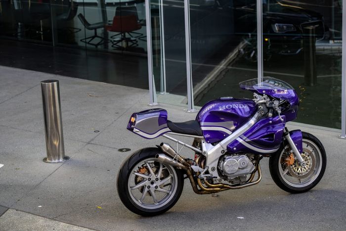 Honda VFR750 retro racer yang menawan