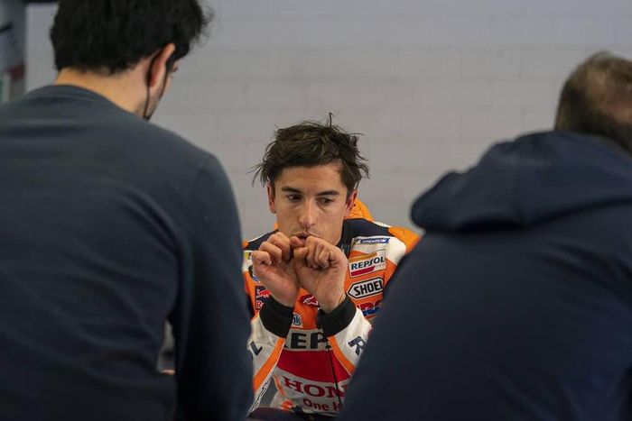 Marc Marquez nampak sangat serius menjalani sesi tes privat bersama Repsol Honda di sirkuit Catalunya