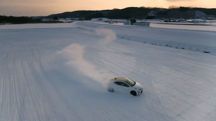 Toyota GR Yaris diajak menari di trek salju.