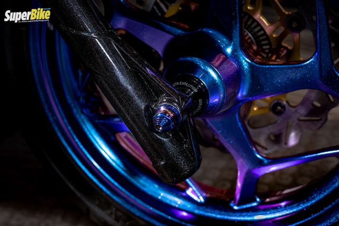 Warna pelek orisinal PCX 160 jadi biru namun memancarkan warna ungu saat terkena cahaya