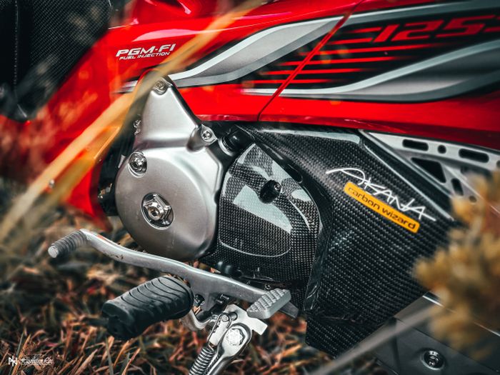 Cover gir depannya dibalut dengan serat karbon