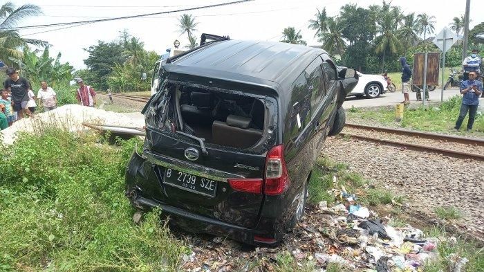 Daihatsu Xenia hancur diterjang kereta api di Kadipaten, Kedaleman, Cibeber, kota Cilegon, Banten