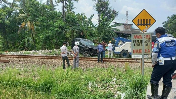 Proses evakuasi Daihatsu Xenia yang dihajar kereta api di Kadipaten, Kedaleman, Cibeber, kota Cilegon, Banten, (18/3/21)