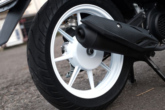 Pelek RCB berbalut ban Michelin Pilot Street menempel pada BeAT milik Agin