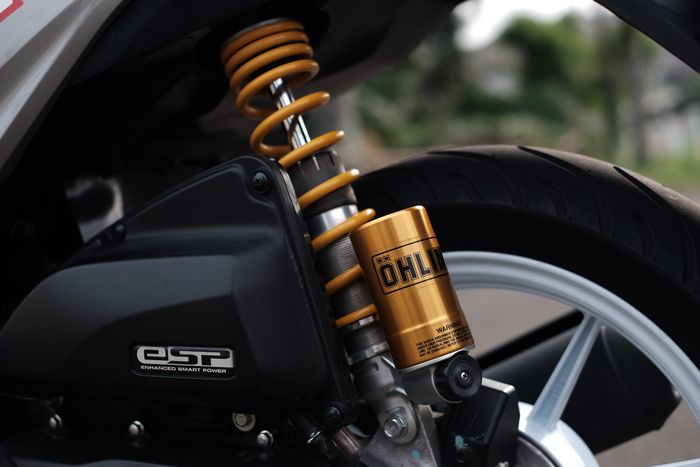 Suspensi BeAT diganti pakai Ohlins milik Zoomer X, posisi tabung miring bikin tampilan beda dari yang lain