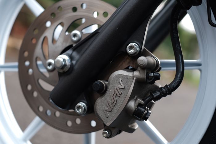 Kaliper BeAT diganti dengan Nissin Samurai 2P dengan warna senada bodi