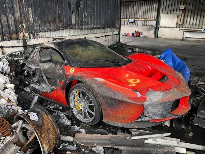 Kondisi Ferrari LaFerrari yang terbakar di dalam gudang.