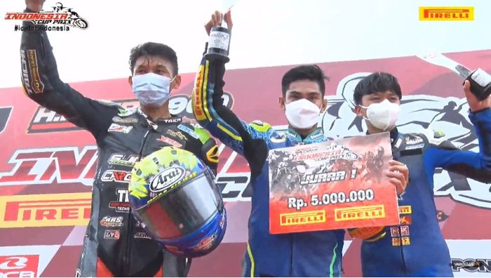 A.M Fadly (tengah) kala di podium tertinggi balapan pertama Indonesia Cup Prix kelas ICP 1. 