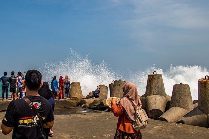 Dermaga tetrapod yang berada di Pantai Glagah Indah Kulon Progo.