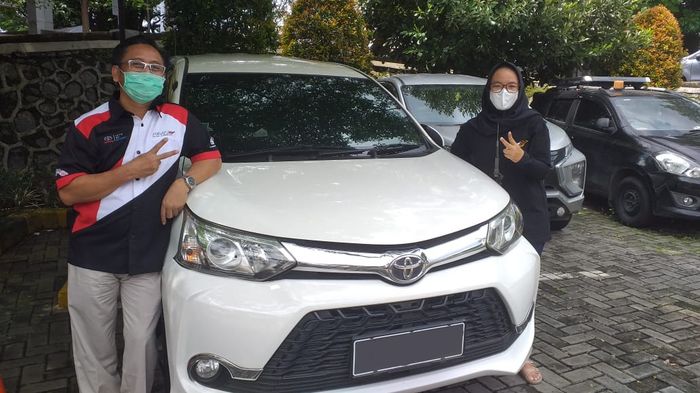 Bambang Bangun Wibowo, Ketua Umum Velozity ikut memasang stiker RFID FLO di mobil miliknya