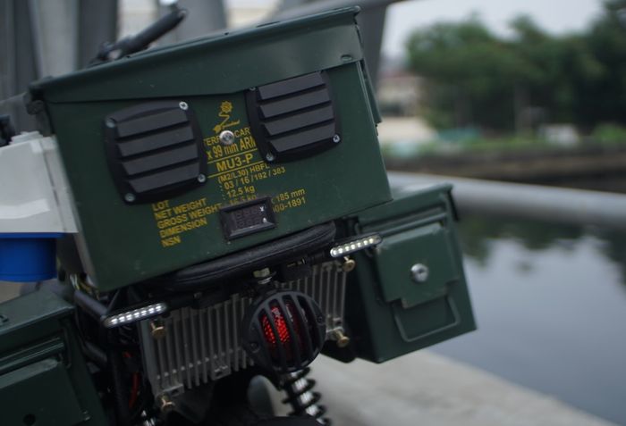 Baterai motor listrik ini diletakkan dalam kotak bekas penyimpanan peluru Pindad