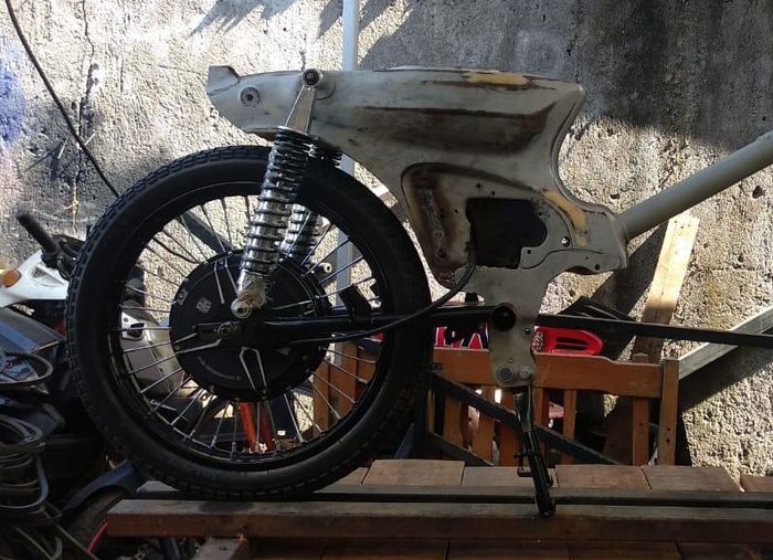 Bukan lagi bertenaga bensin Honda C70 ini menggunakan motor listrik hub pada roda belakang