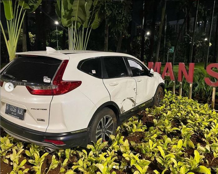 Honda CR-V nyelonong ke taman Semanggi, Jakarta Selatan