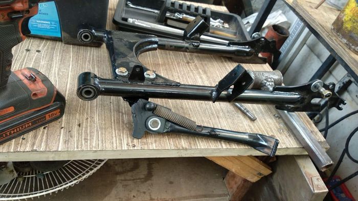 Swing arm pada motor listrik Honda C70 ini custom las sendiri