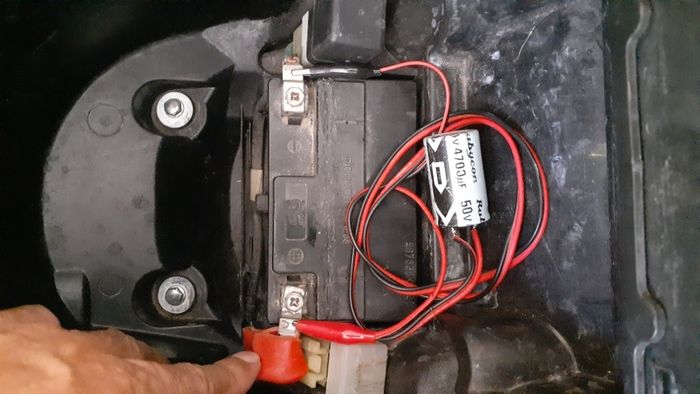 Pasang capasitor bank atau elco di aki motor