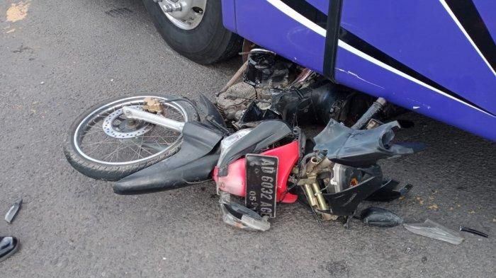 Honda Supra X 125 berada di kolong depan Bus PO Haryanto usai terlibat kecelakaan di Kebakkramat, Karanganyar, Jawa Tengah